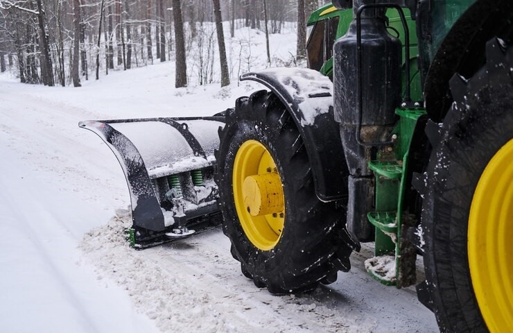 трактор - уборка снега, зима
